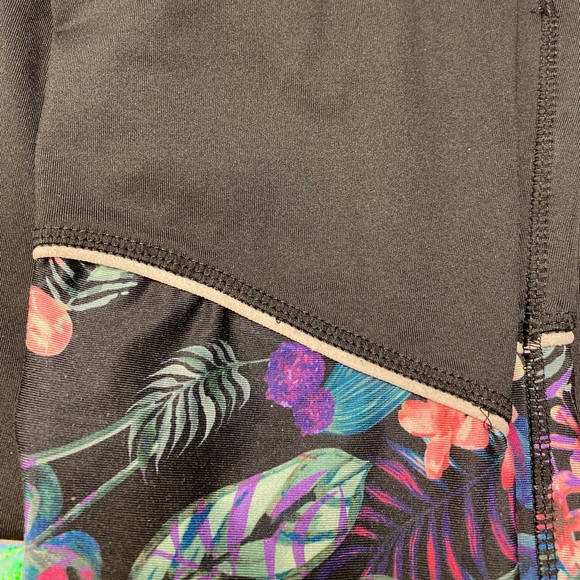 Bundle of XS/S Tanks &!Trackies, all listed together @ 1!unbeatable price. - Picture 2 of 10